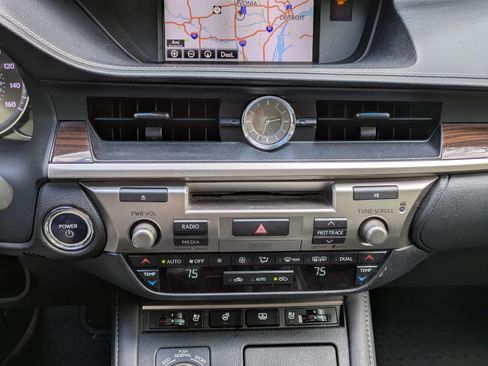 Used 2016 Lexus ES 300h w/ Ultra Luxury Package FWD image 10