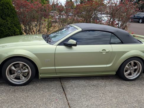 Used 2005 Ford Mustang GT Premium image 12