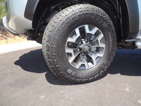 Used 2023 Toyota Tacoma TRD Off-Road w/ Black Out Package (TMS) AWD/4WD image 12