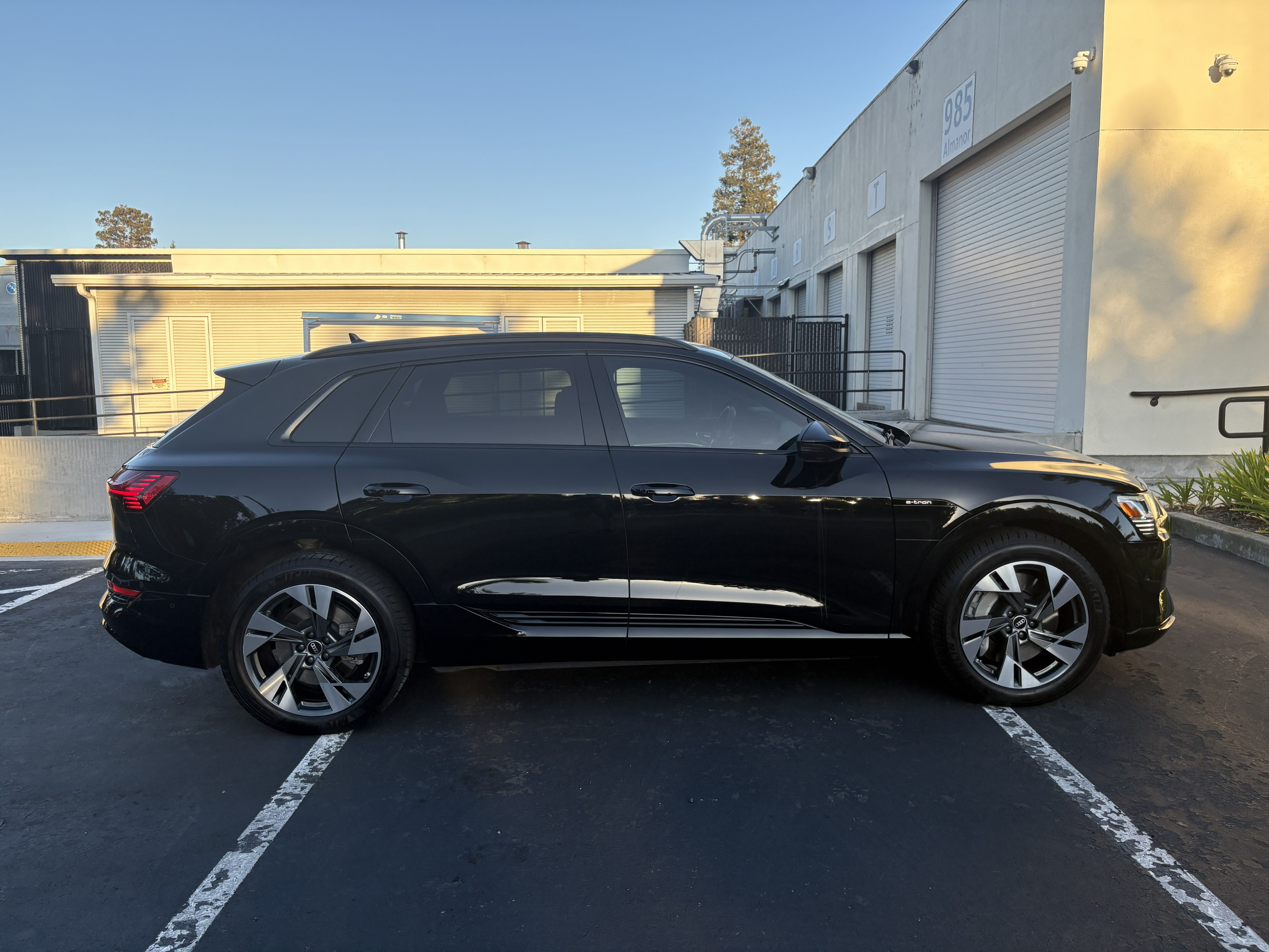 Used 2022 Audi e-tron Premium w/ Convenience Plus Package AWD/4WD image 2