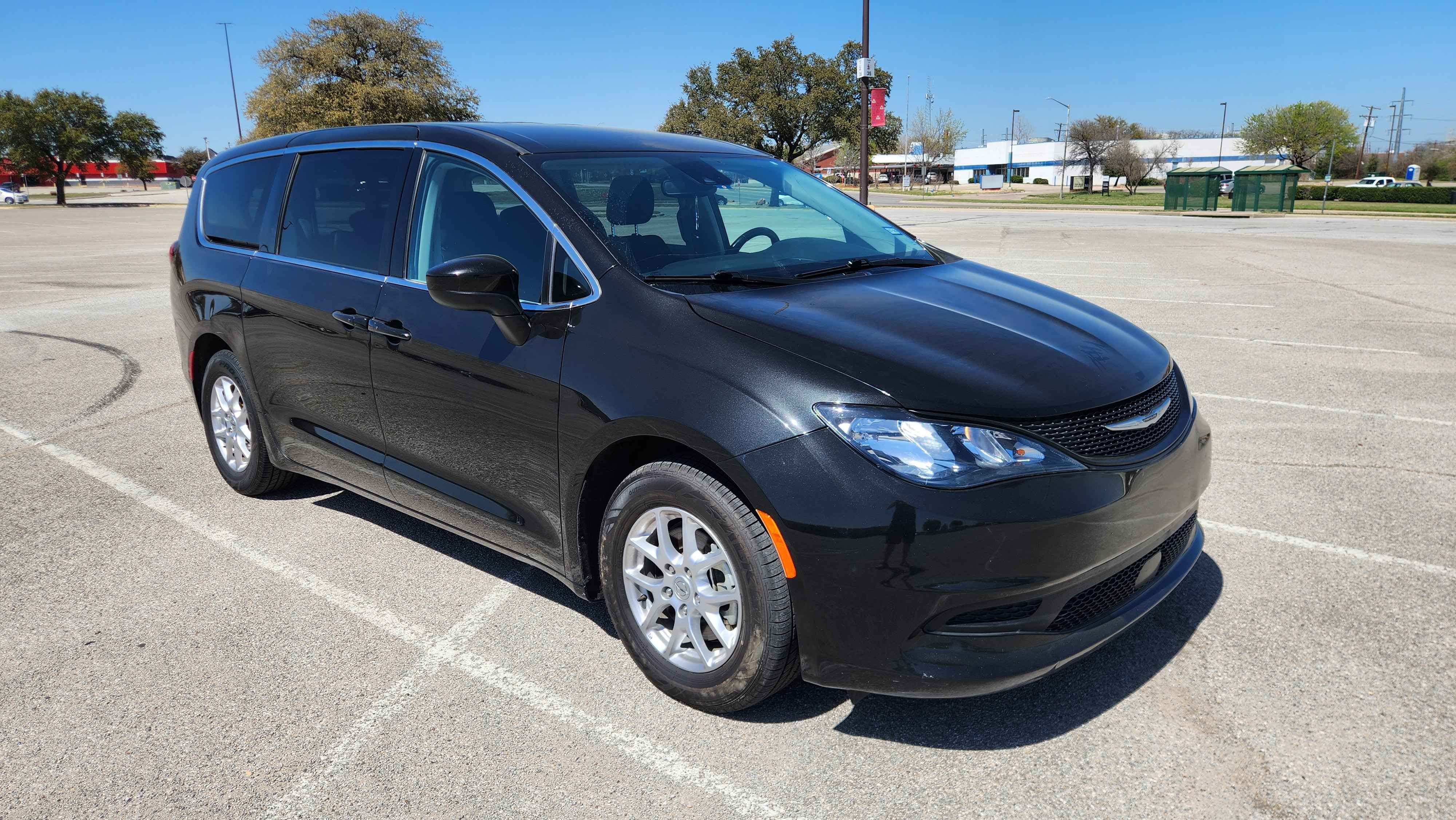 Used 2023 Chrysler Voyager LX FWD image 9
