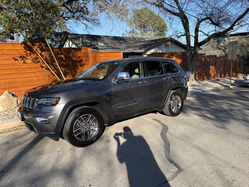 Used 2017 Jeep Grand Cherokee Limited w/ Luxury Group II image 2