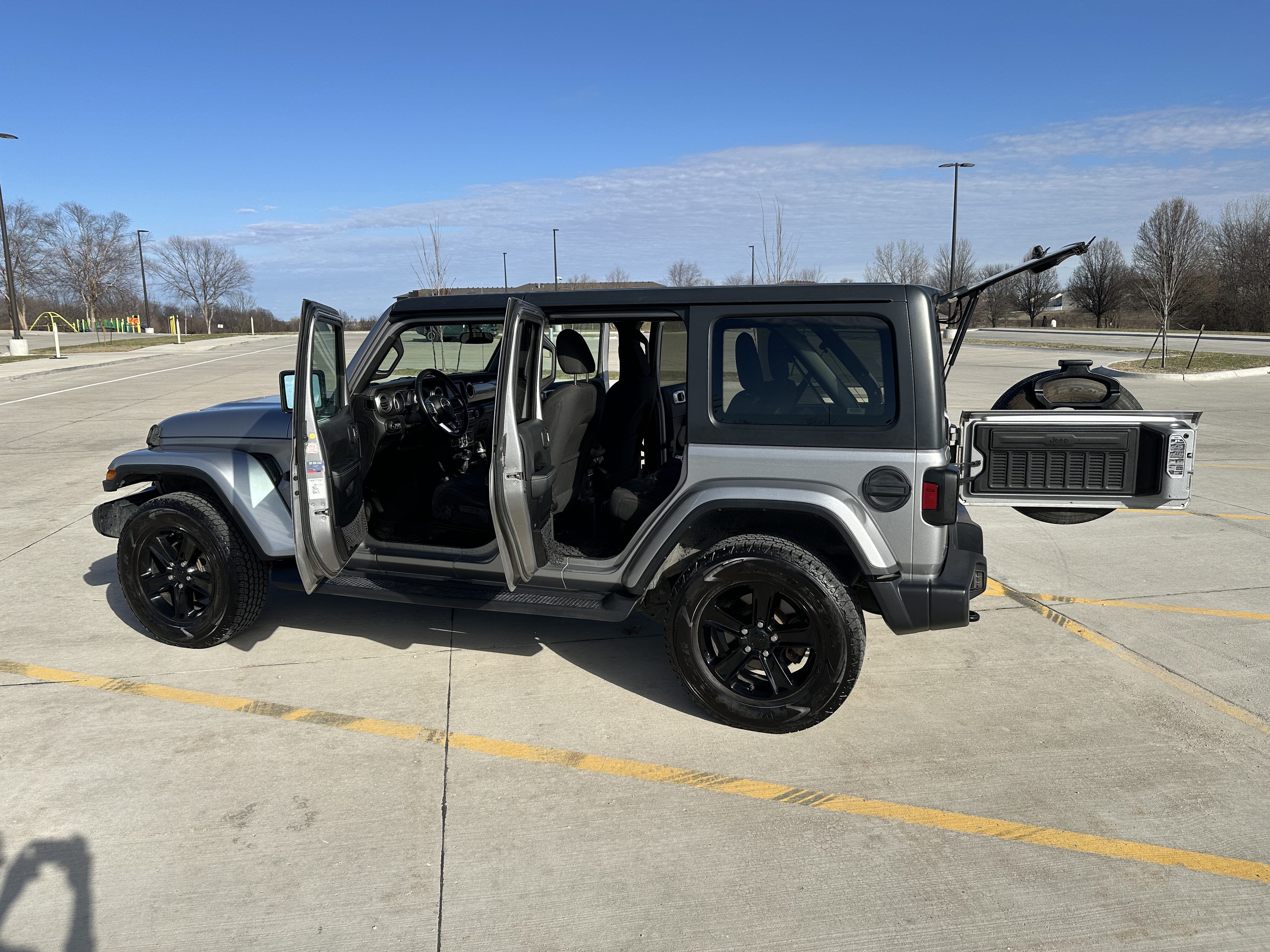 Used 2020 Jeep Wrangler Unlimited Sahara AWD/4WD image 9