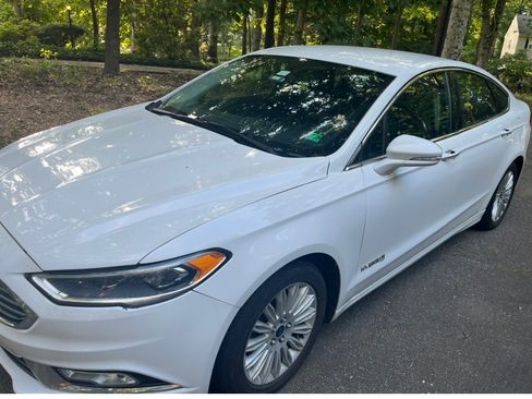 Used 2017 Ford Fusion SE w/ Equipment Group 602A FWD image 2