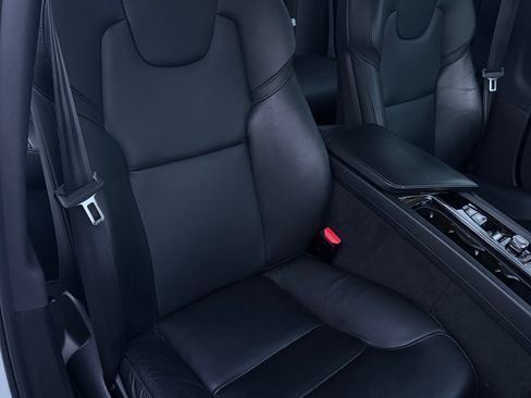 Used 2021 Volvo S60 T5 Momentum w/ Premium Package image 9