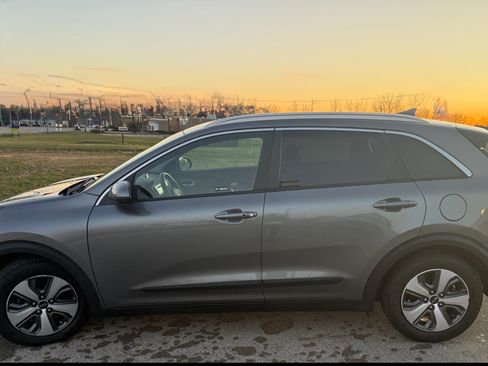 Used 2018 Kia Niro LX image 1