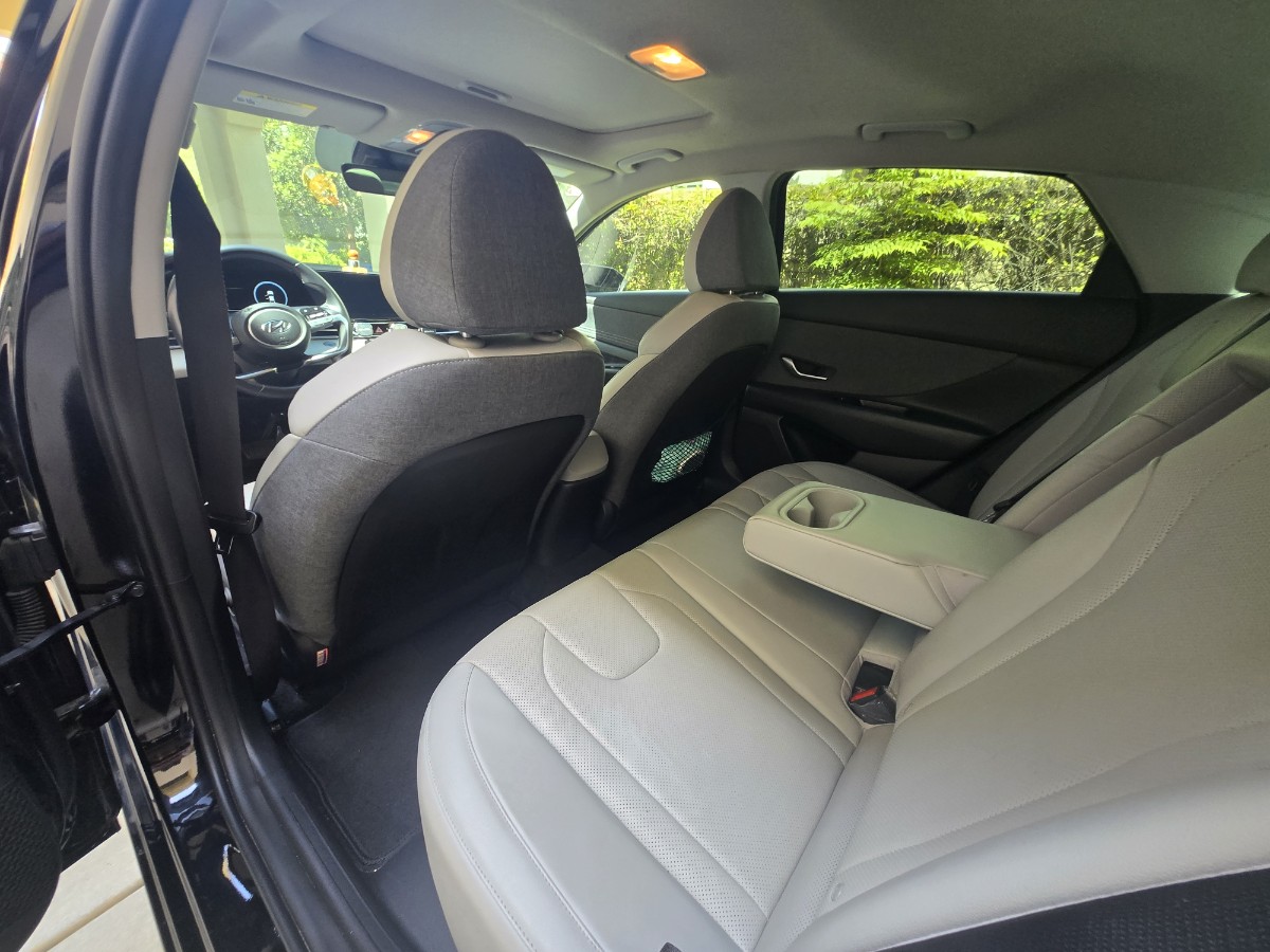 Used 2023 Hyundai Elantra Limited FWD image 11