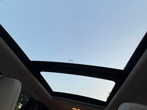 Used 2018 Jeep Cherokee Overland w/ Technology Group AWD/4WD image 20