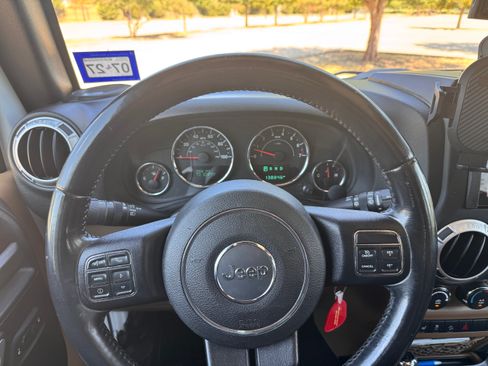Used 2016 Jeep Wrangler Unlimited Sahara w/ Connectivity Group AWD/4WD image 16