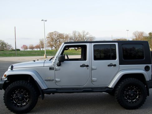 Used 2010 Jeep Wrangler Unlimited Sahara w/ Dual Top Group image 2