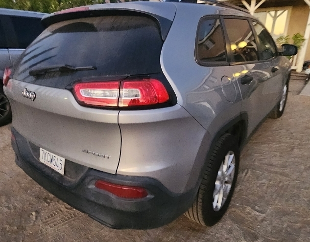 Used 2015 Jeep Cherokee Sport w/ Sport Appearance Group FWD image 4