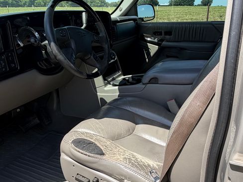 Used 2005 Chevrolet Avalanche Z66 w/ Sun And Sound Package RWD image 14
