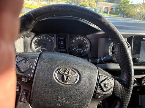 Used 2017 Toyota Tacoma TRD Sport w/ Tow Package AWD/4WD image 10