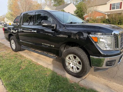 Used 2018 Nissan Titan SV image 9