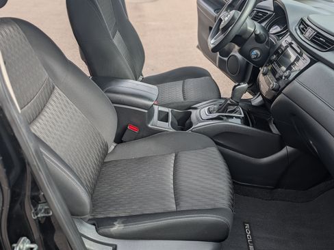 Used 2017 Nissan Rogue S image 2