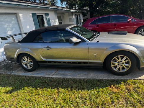 Used 2009 Ford Mustang Deluxe Convertible image 8