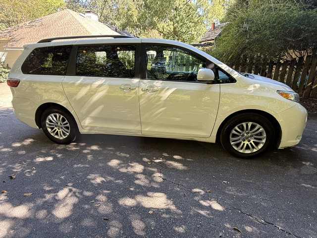 Used 2017 Toyota Sienna XLE Premium FWD image 1
