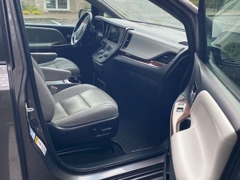 Used 2015 Toyota Sienna Limited image 10