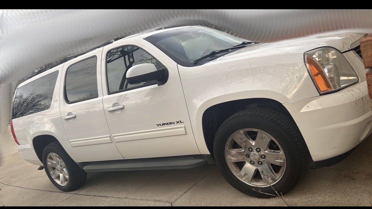Used 2012 GMC Yukon XL SLT w/ SLT-2 Equipment Package AWD/4WD image 4