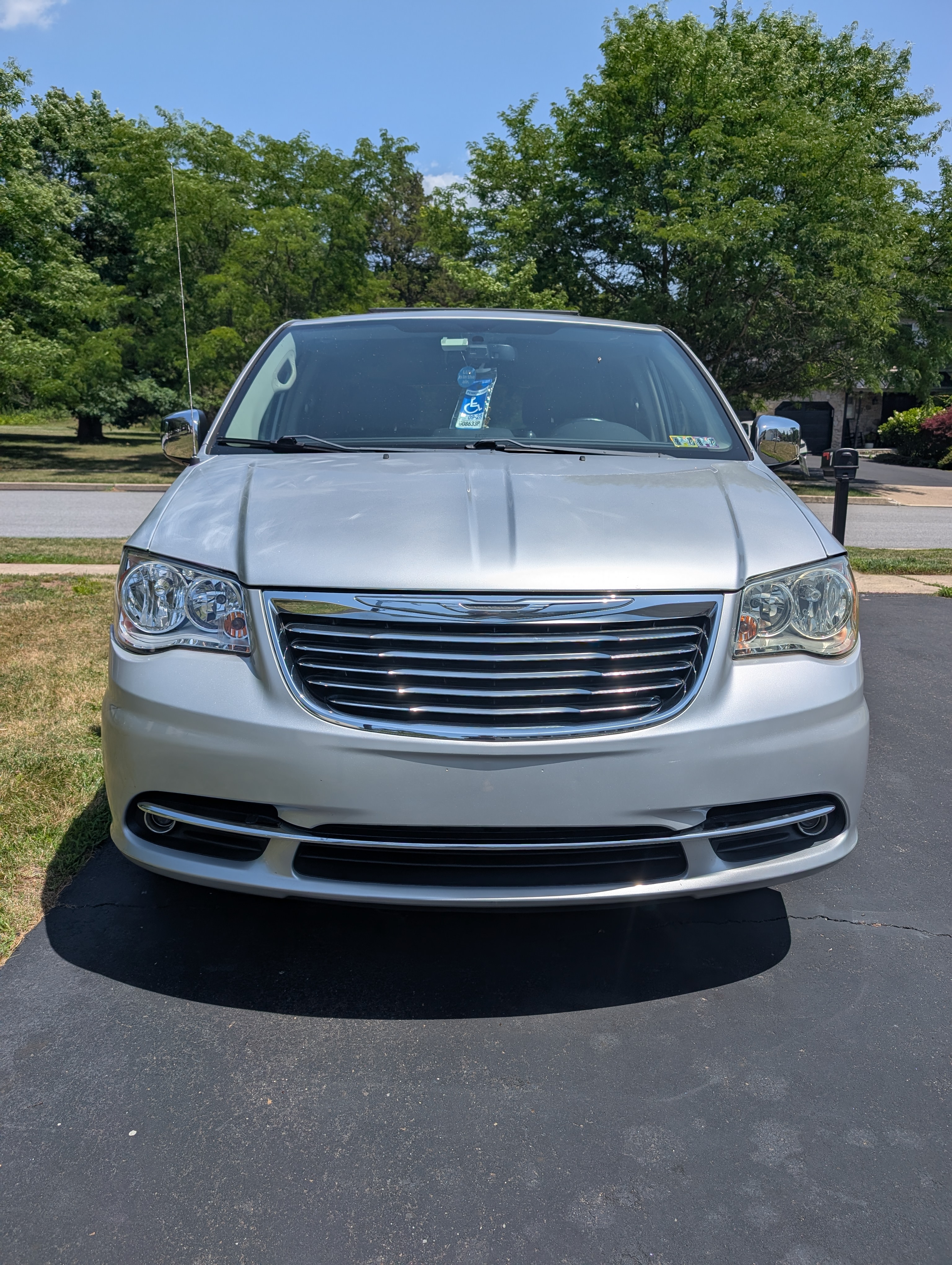 Used 2011 Chrysler Town & Country Touring-L w/ Entertainment Group #2 FWD image 2