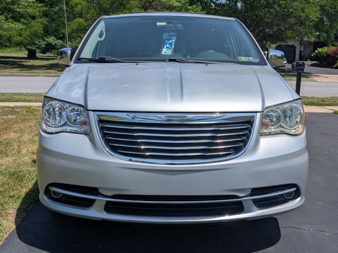 Used 2011 Chrysler Town & Country Touring-L w/ Entertainment Group #2 FWD image 2