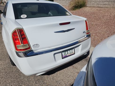 Used 2011 Chrysler 300 C image 2