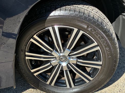 Used 2020 Lexus LX 570 4WD w/ Luxury Package image 9