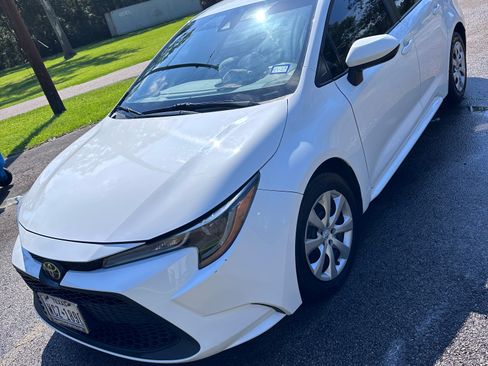 Used 2022 Toyota Corolla LE FWD image 2