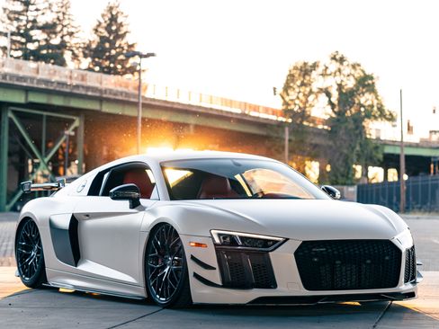 Used 2018 Audi R8 V10 w/ Premium Package RWD image 15