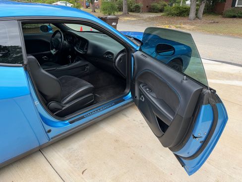Used 2015 Dodge Challenger SRT RWD image 12