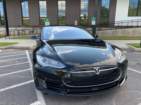 Used 2016 Tesla Model S 70 RWD image 2