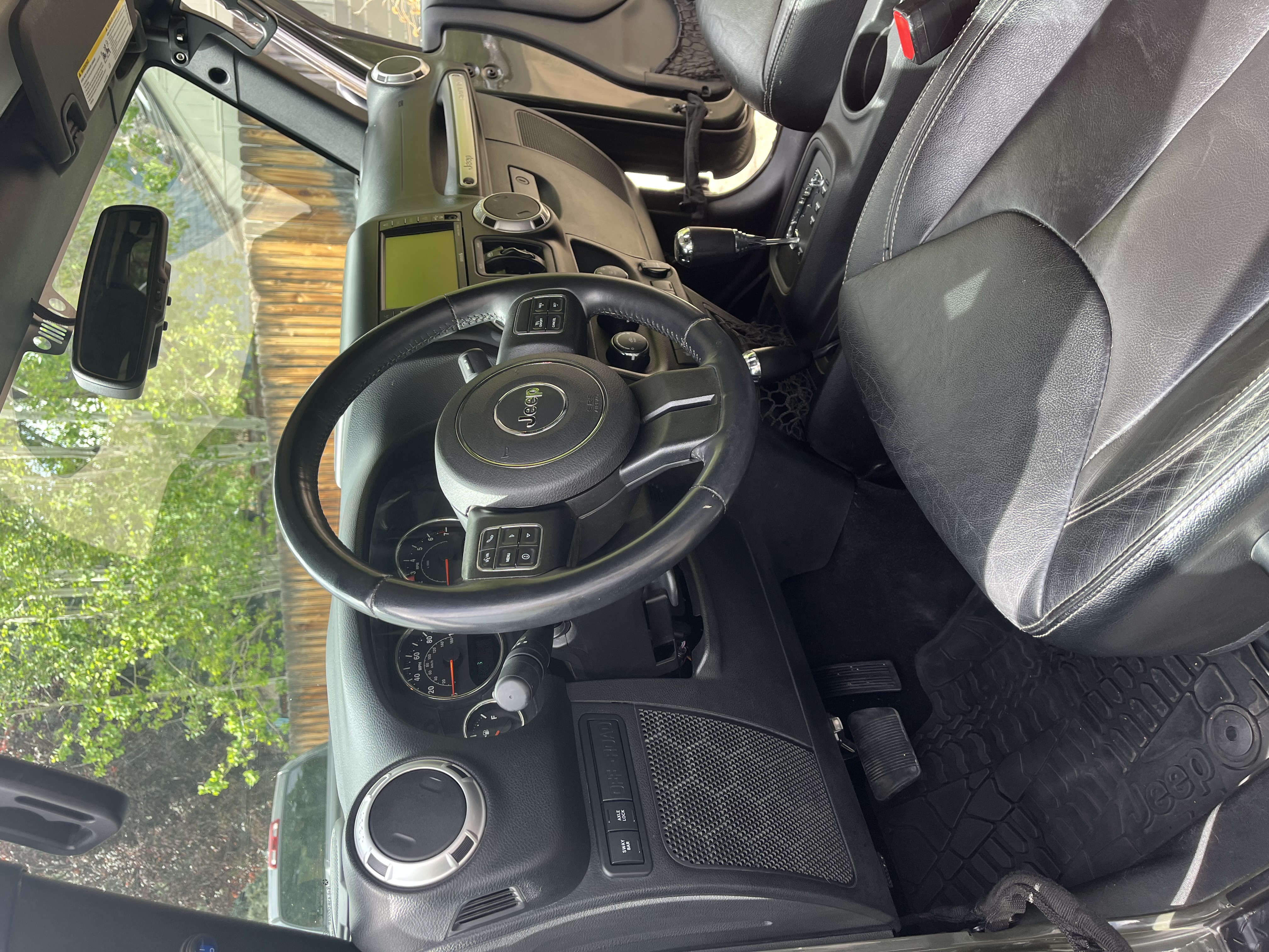 Used 2015 Jeep Wrangler Unlimited Rubicon w/ Connectivity Group AWD/4WD image 10