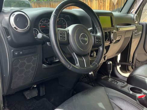 Used 2015 Jeep Wrangler Unlimited Rubicon w/ Connectivity Group AWD/4WD image 10
