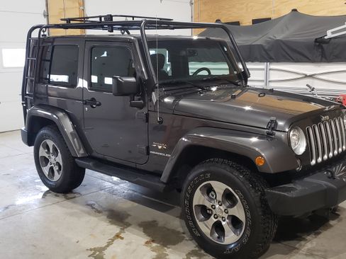 Used 2017 Jeep Wrangler Sahara w/ Connectivity Group AWD/4WD image 5