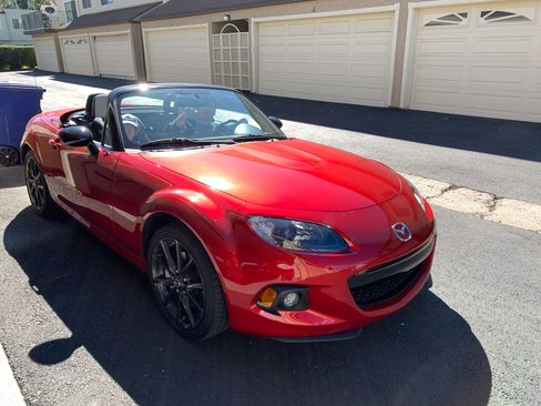 Used 2015 MAZDA MX-5 Miata 25th Anniversary Edition RWD image 2