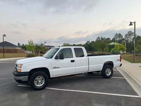 Used 2006 Chevrolet Silverado 2500 LT w/ Heavy-Duty Power Package AWD/4WD image 13