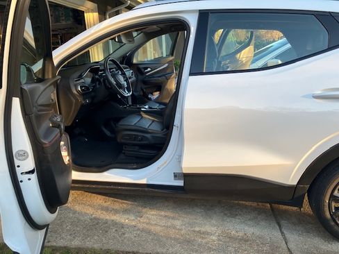 Used 2023 Chevrolet Bolt EUV LT w/ Convenience Package image 8