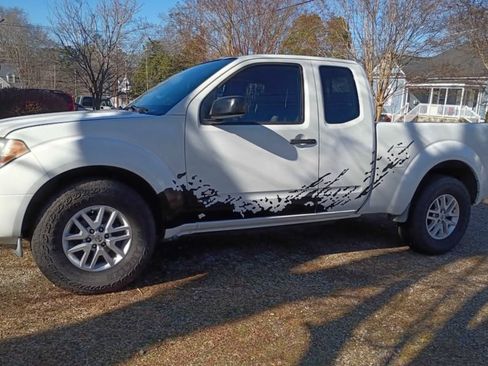 Used 2016 Nissan Frontier SV image 1