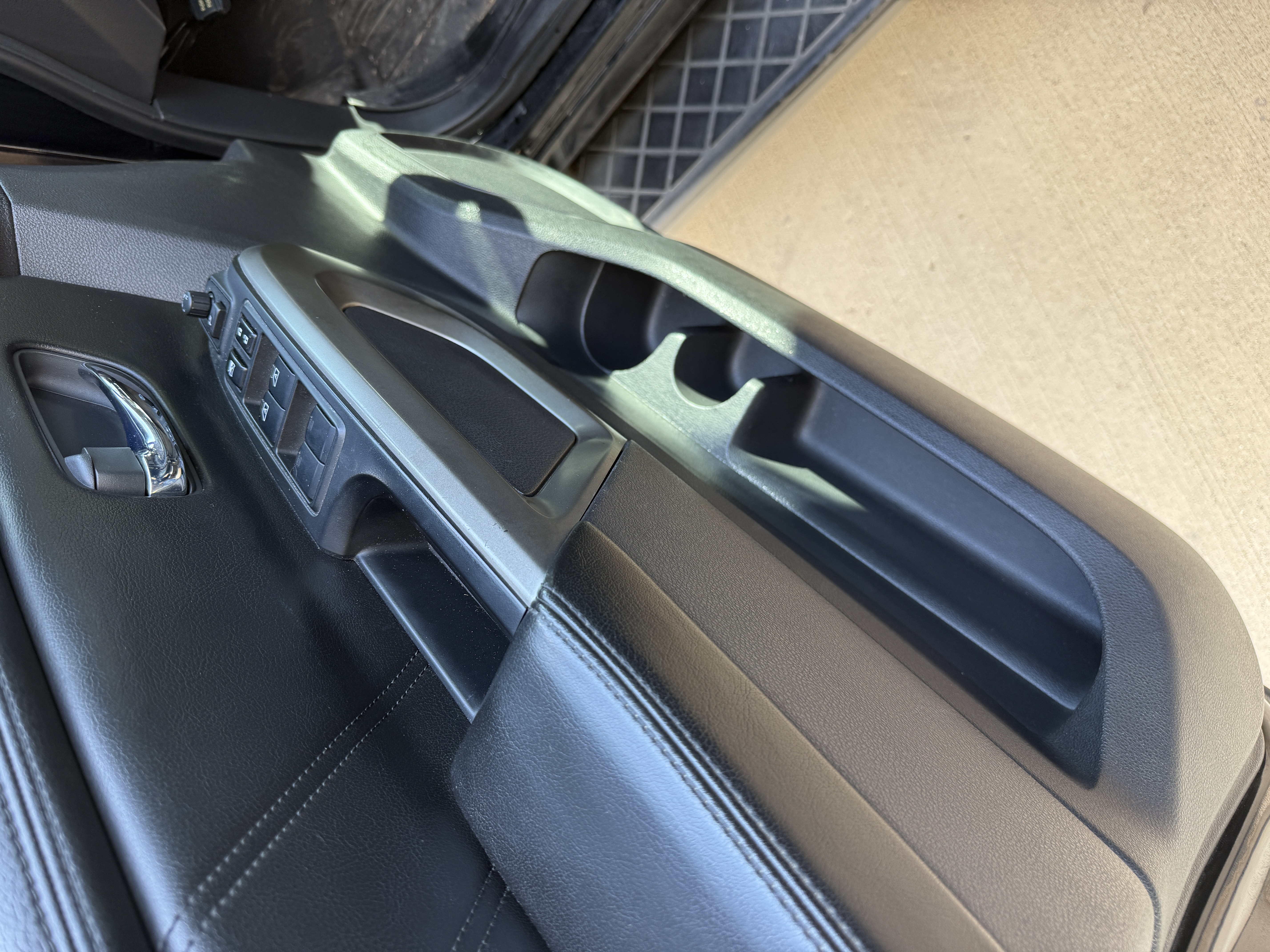 Used 2015 Nissan Armada Platinum w/ 2nd Row Captain Seat Package AWD/4WD image 13
