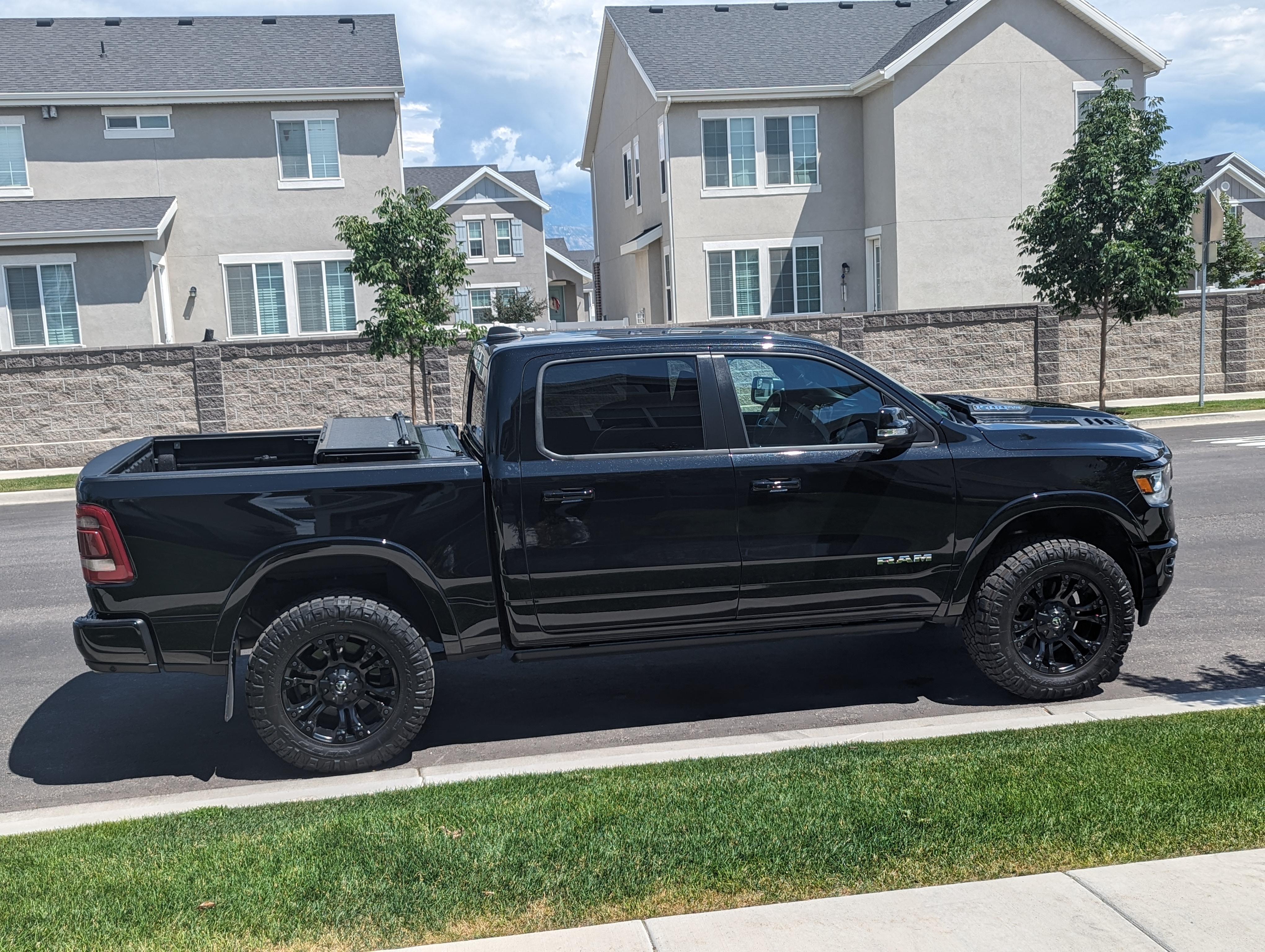 Used 2019 RAM 1500 Laramie AWD/4WD image 1