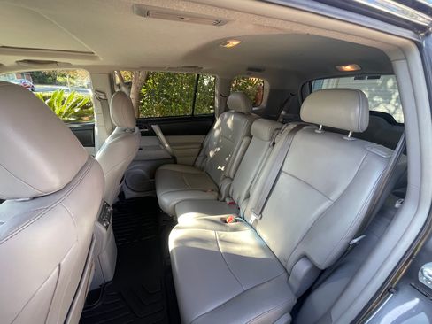 Used 2013 Toyota Highlander SE FWD image 8