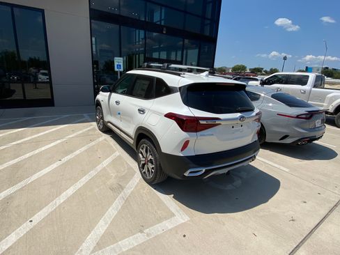 Used 2021 Kia Seltos SX w/ SX Sunroof Package AWD/4WD image 5