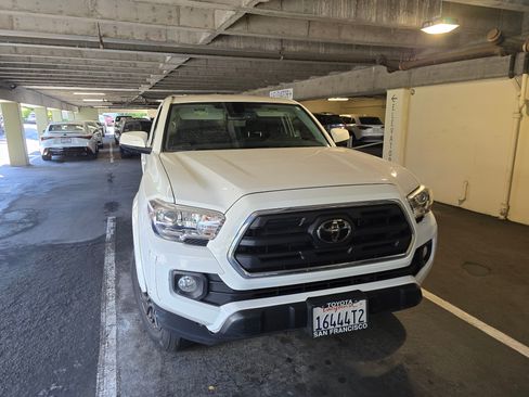 Used 2018 Toyota Tacoma SR5 w/ Four Season Floor Mat Package RWD image 1