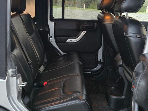 Used 2015 Jeep Wrangler Unlimited Rubicon image 27