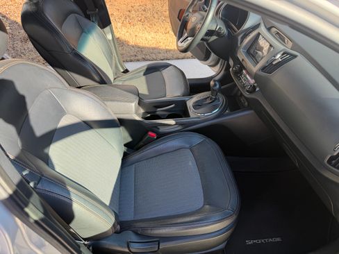 Used 2011 Kia Sportage EX w/ Navigation Pkg image 12
