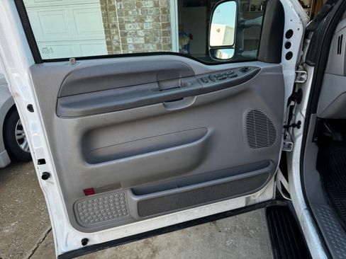 Used 2001 Ford Excursion XLT image 25