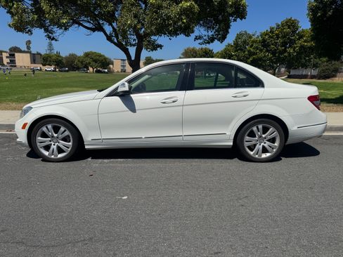 Used 2009 Mercedes-Benz C 300 Sedan image 2
