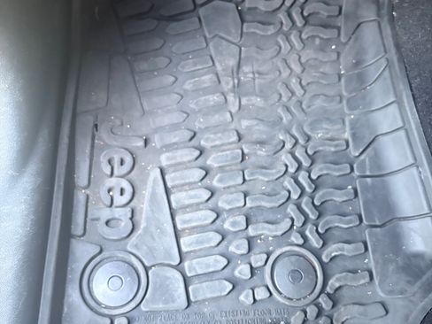 Used 2015 Jeep Wrangler Sport AWD/4WD image 13