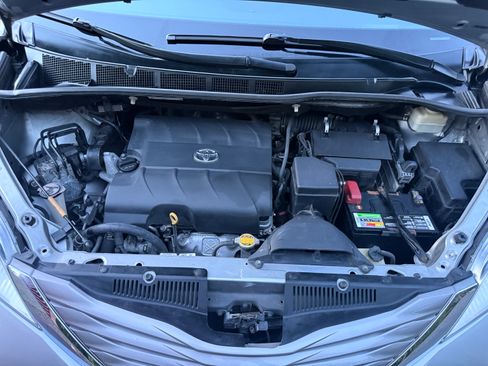 Used 2015 Toyota Sienna XLE w/ XLE Navigation Package FWD image 10