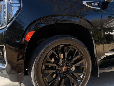 Used 2023 GMC Yukon SLT w/ SLT Premium Package image 9